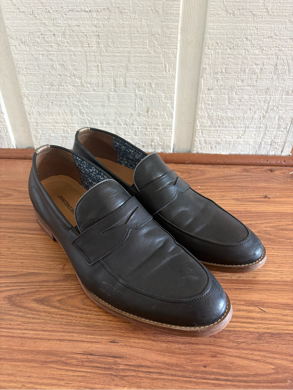 Men’s Johnston and Murphy Black Leather Penny Loafers, size 11